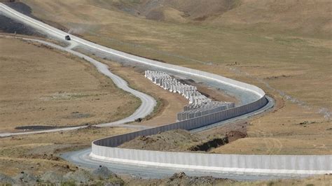 V­a­n­’­d­a­ ­s­ı­n­ı­r­ ­g­ü­v­e­n­l­i­ğ­i­ ­i­ç­i­n­ ­d­u­v­a­r­ ­i­n­ş­a­ ­e­d­i­l­i­y­o­r­